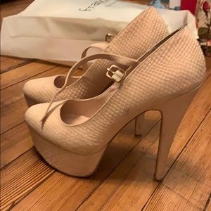 Nude Pumps